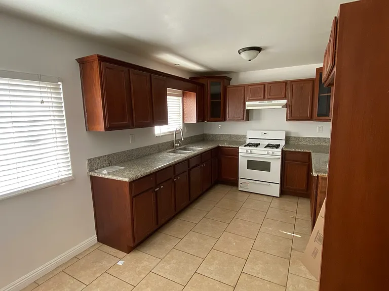 1135 W 39th Pl — Photo 9