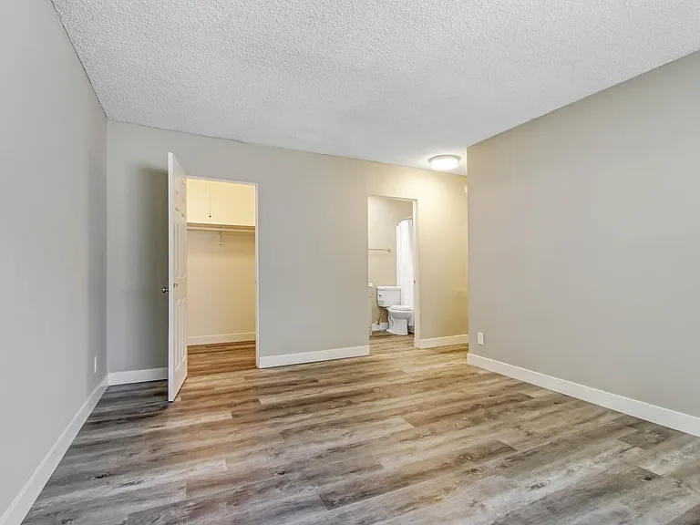 6219 Reseda Blvd — Photo 4
