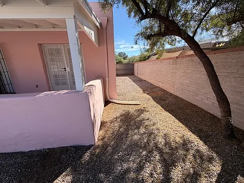 1827 E Linden St — Photo 12