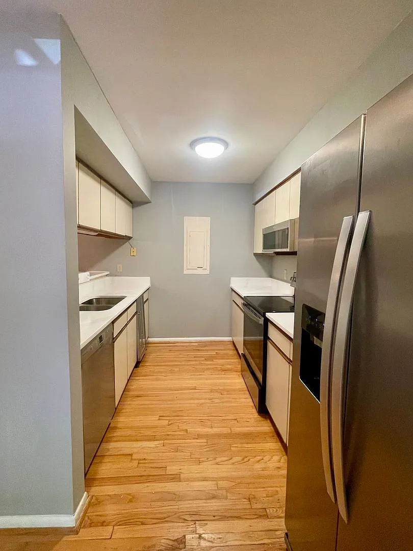 Modern 3BR Condo in Finley Forest Prime Chapel Hill Location near UNC & RTP — Photo 4