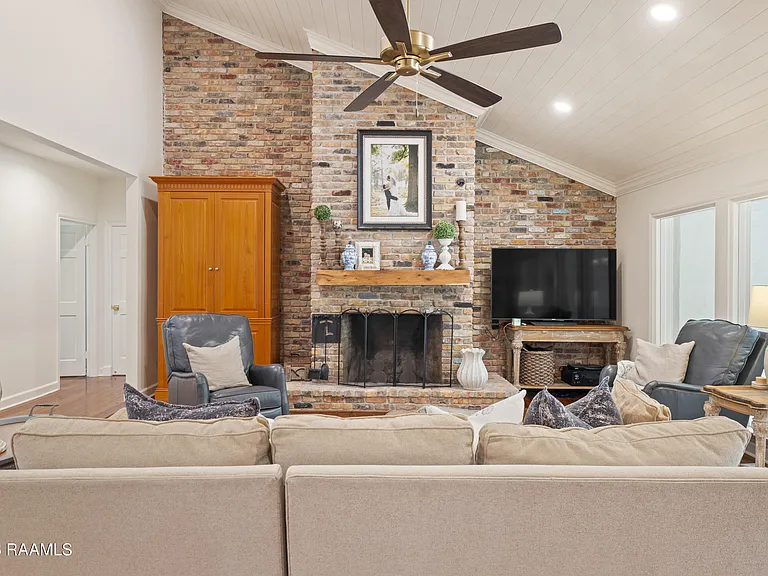 2407 E Broussard Rd — Photo 6