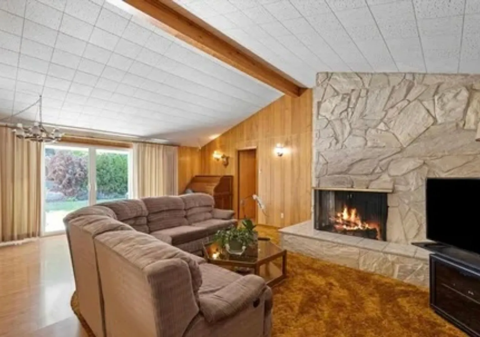 Spacious 4-Bedroom Home with Solar Panels in Richland — Photo 4