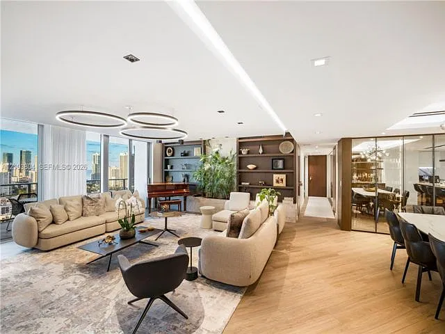 4 bed, 4.5 bath, $18,000 — Photo 1