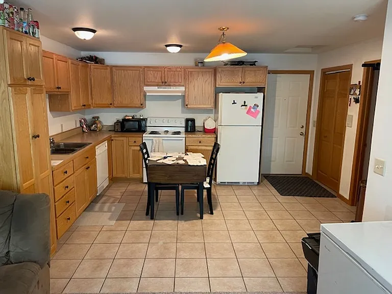 2500 Hillcrest Dr — Photo 3