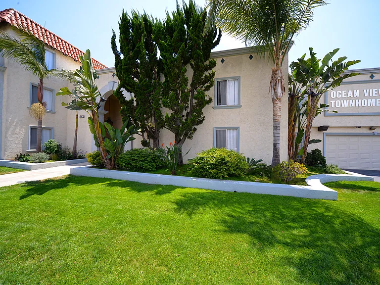 Ocean View Townhomes exterior building lawn