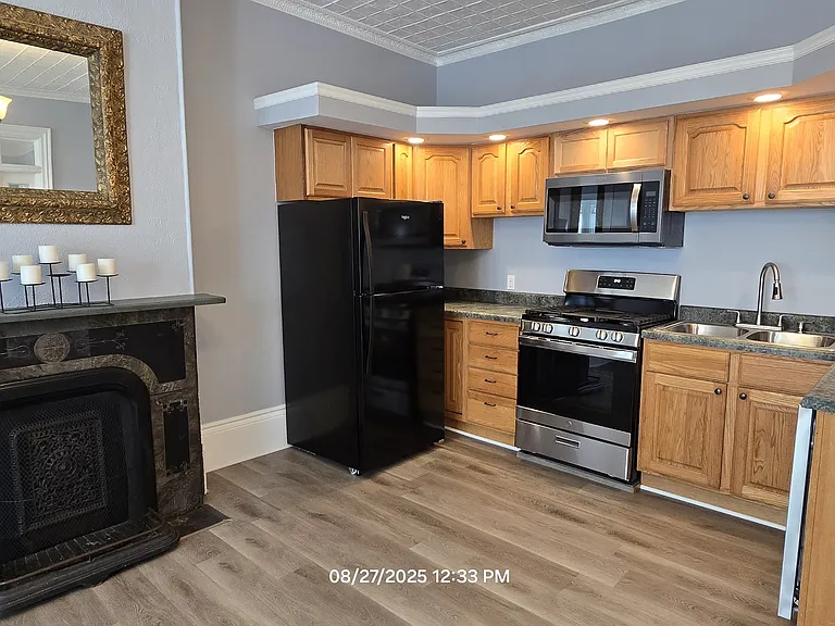 212 Oak St #1 — Photo 6