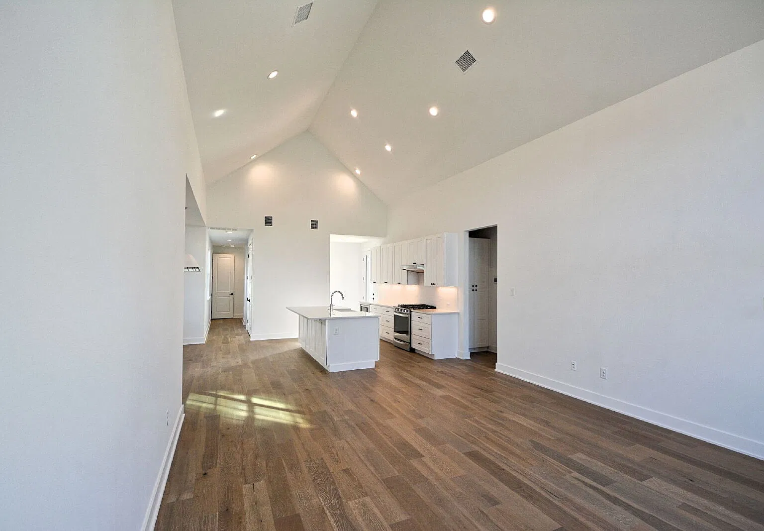 3 bed, 2.5 bath, 1903 sqft, $2,375 — Photo 4