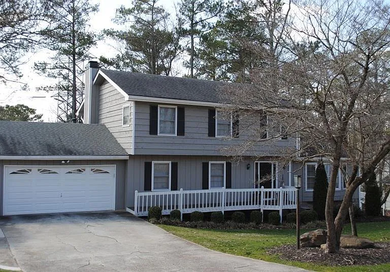 4060 Summit Dr — Photo 2