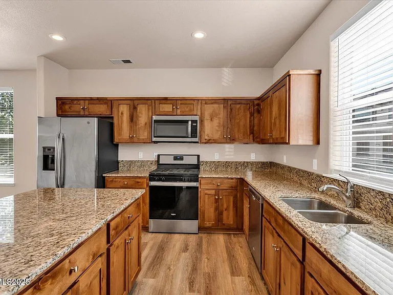 916 Garden Ct — Photo 10