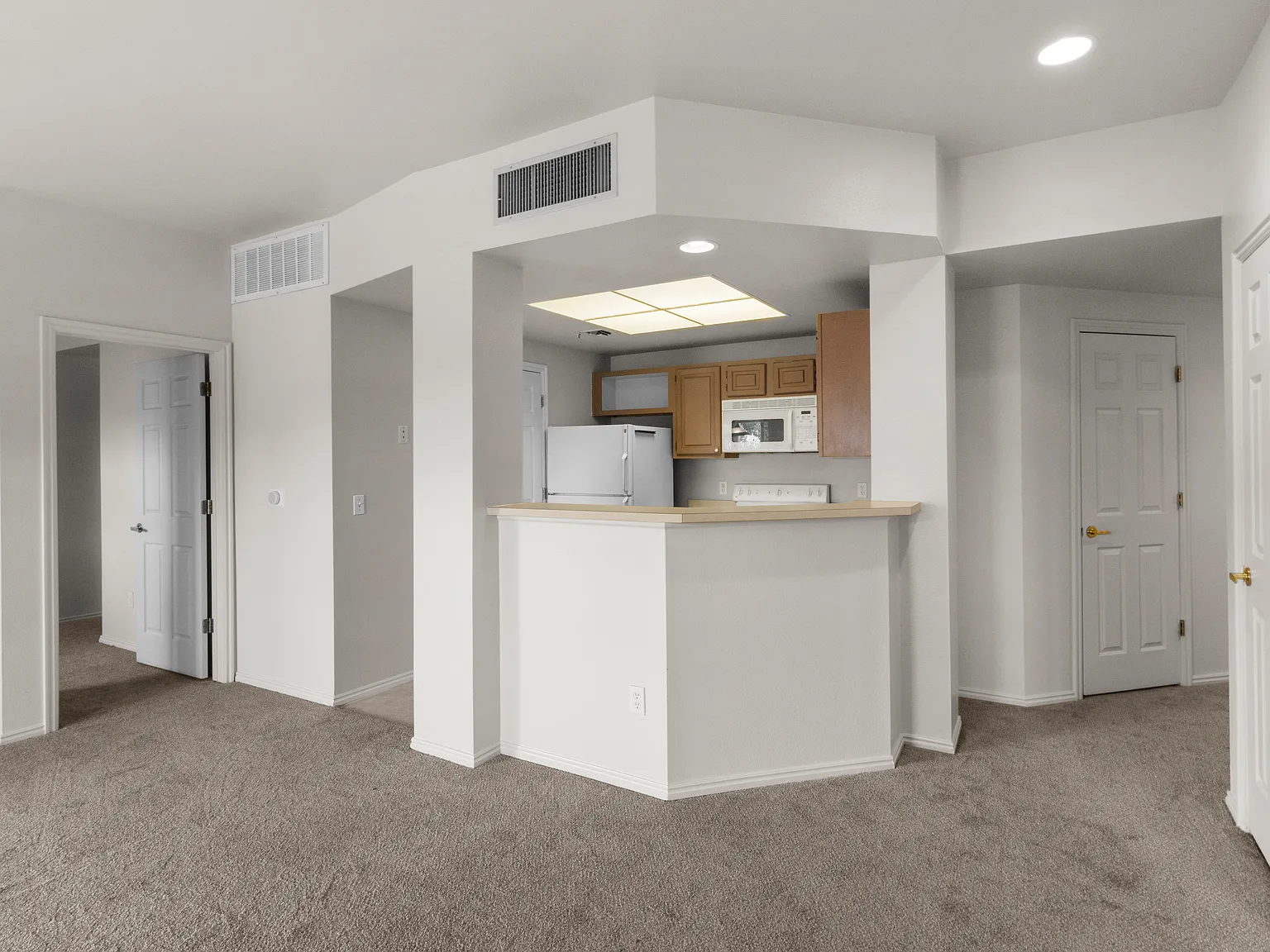 2 bed, 1035 sqft, $2,700 — Photo 2