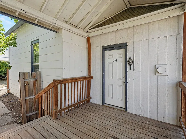 703 N Meade St — Photo 16