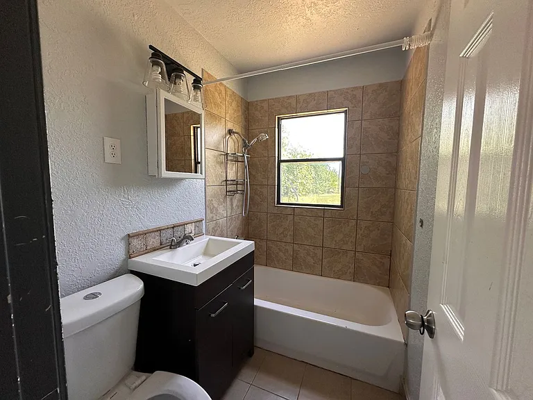 2805 NW 19th St — Photo 8