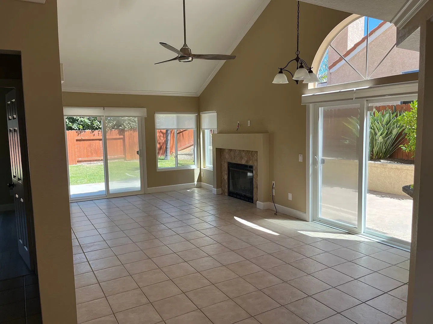 Single-Family Home with Private Yard in Rancho Del Oro — Photo 2