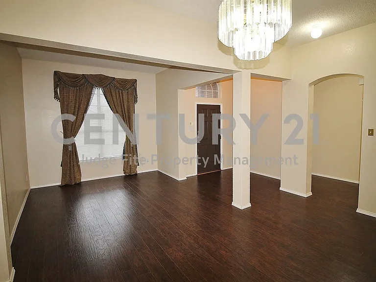 1507 Goodwin Dr — Photo 2
