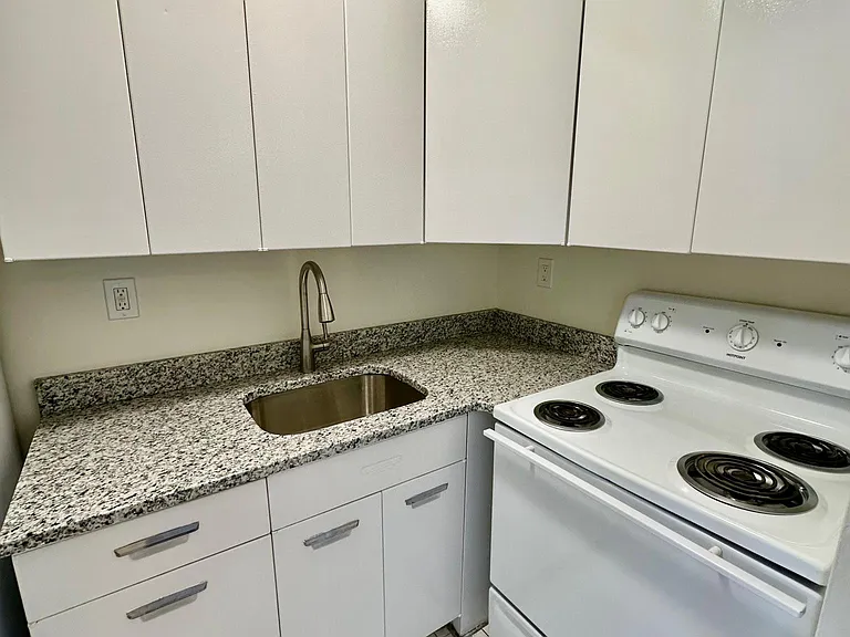 100 York St #10L — Photo 17