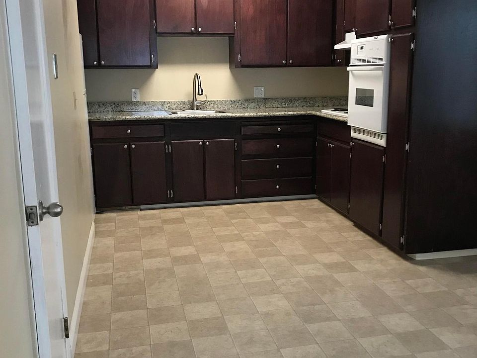 2nd image of 140 Towne Trl