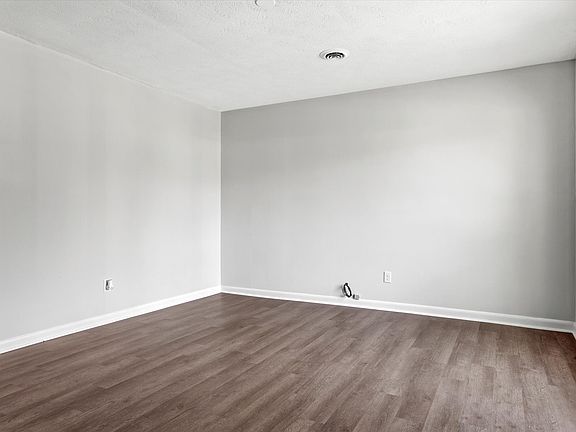 4th image of 394 Lynnwood Ct