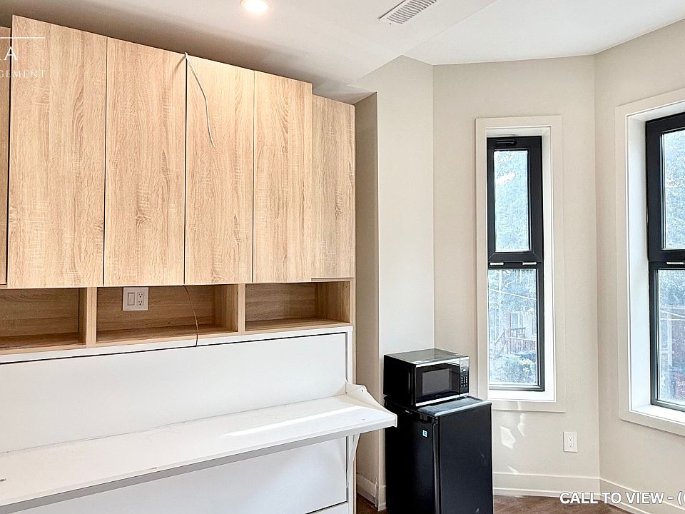 1st image of 215 College St #1