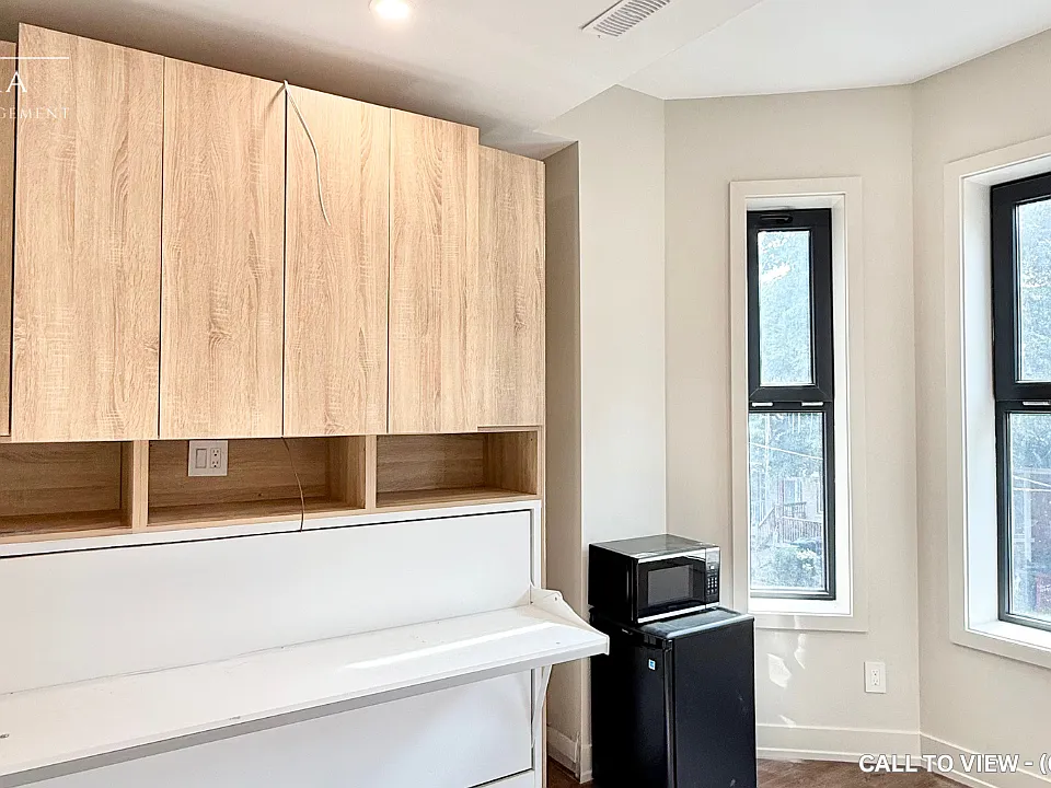 215 College St #1