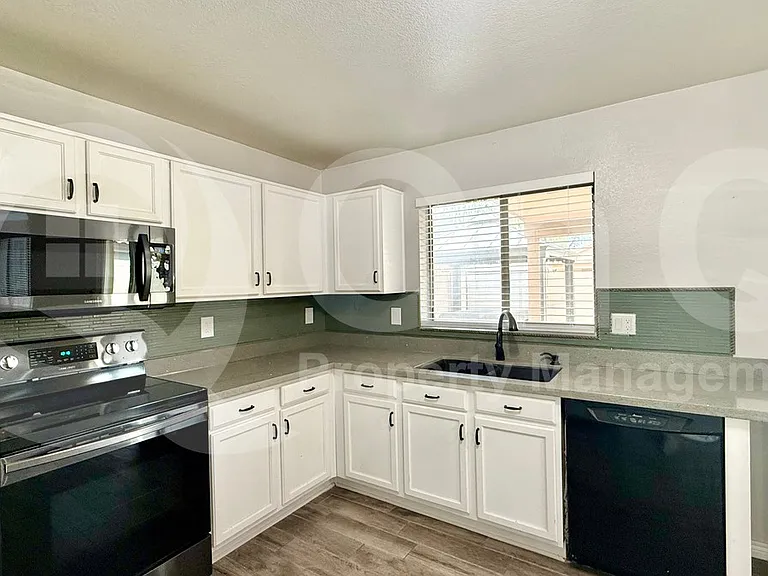 3610 N 106th Ave — Photo 3