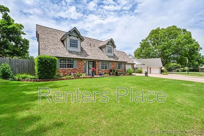 4 bed, 2.0 bath, 2098 sqft, $1,995 — Photo 2