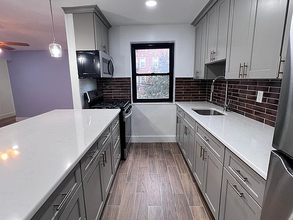 3rd image of 165 Vroom St APT 2E
