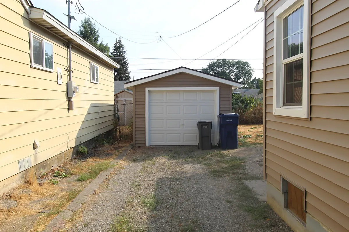 Building Photo - 418 E Hawthorne Rd