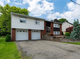 106 Woodbury Dr, Butler, PA