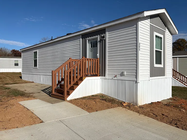 305 Chestnut Ln — Photo 1