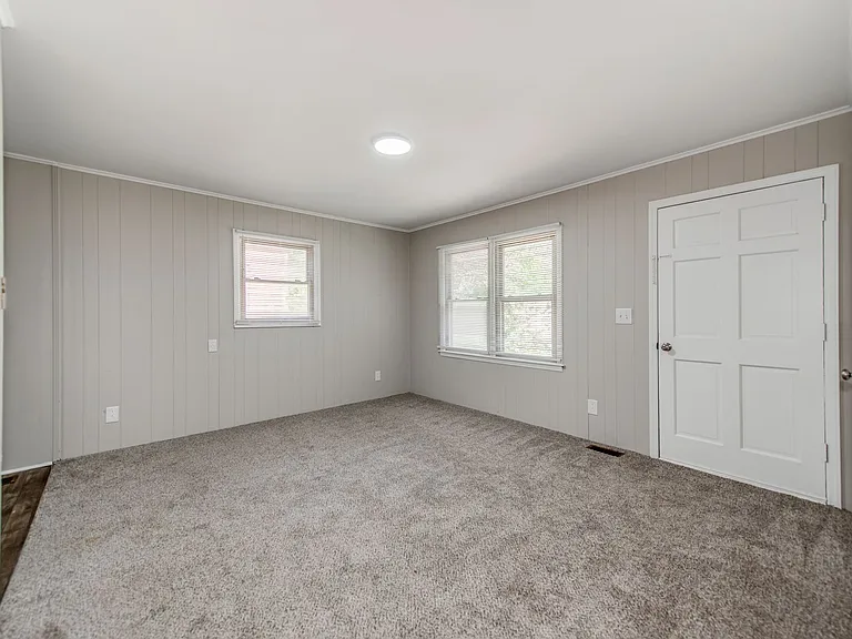 212 E Poplar St — Photo 4