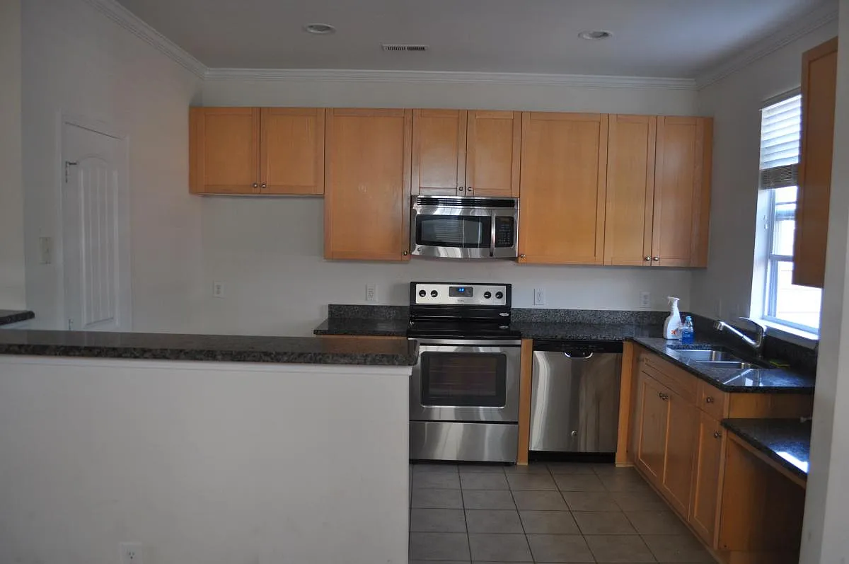 3 bed, 2.5 bath, 1650 sqft, $2,199 — Photo 4