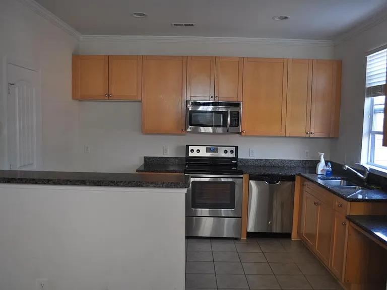 1027 Central Park Cir — Photo 4