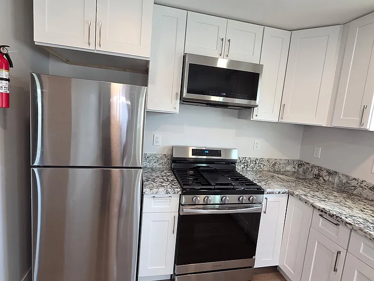 1656 Evergreen Ave #B — Photo 4