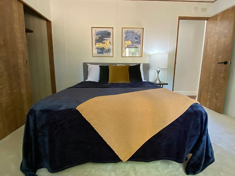 11 x 12' private room, furnished and with locking door
