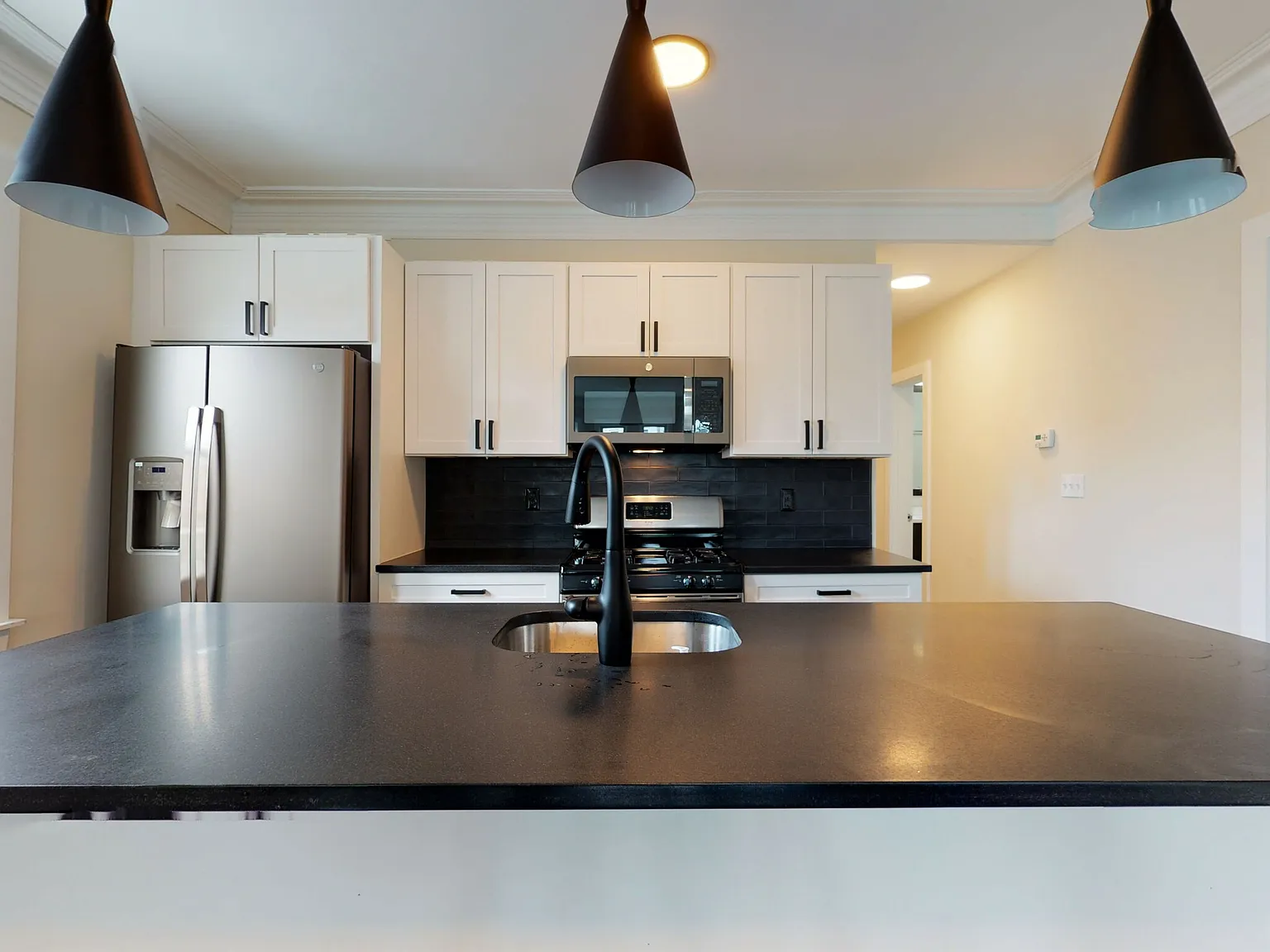 5 bed, $9,500 — Photo 2