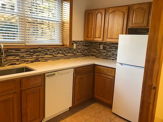Rented by Alexiou Realty | media 2
