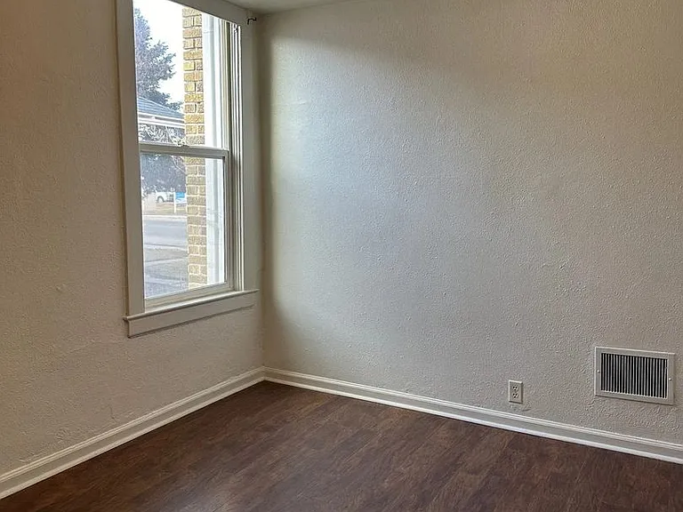 343 S 4th Ave — Photo 8