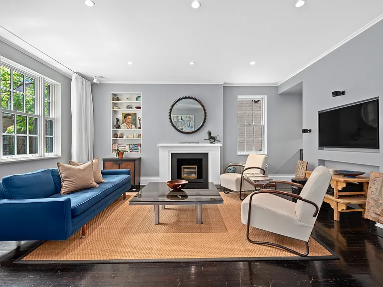 132 E 19th St #4EW — Photo 1