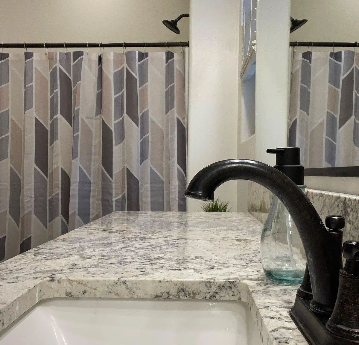 1 bed, 1.0 bath, 1810 sqft, $1,183 — Photo 2