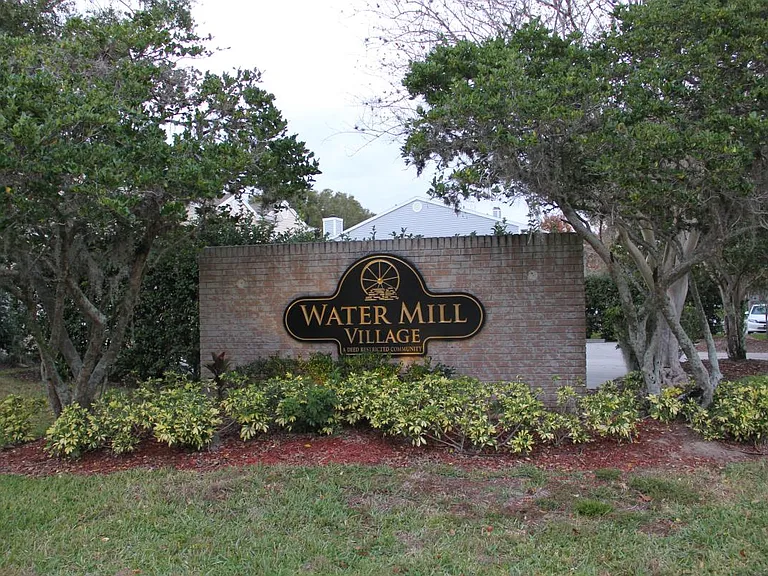 8548 J R Manor Dr — Photo 1