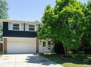111 Clearfield Dr, Williamsville, NY 14221