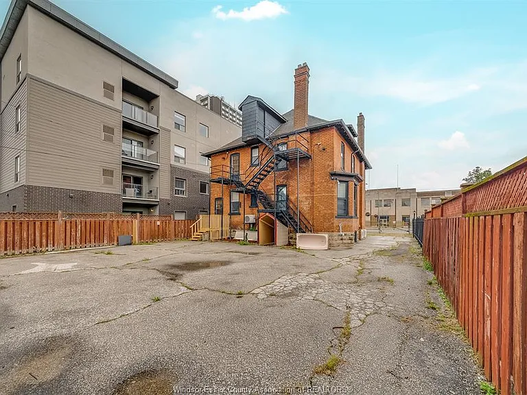 961 Ouellette Ave #2 — Photo 41