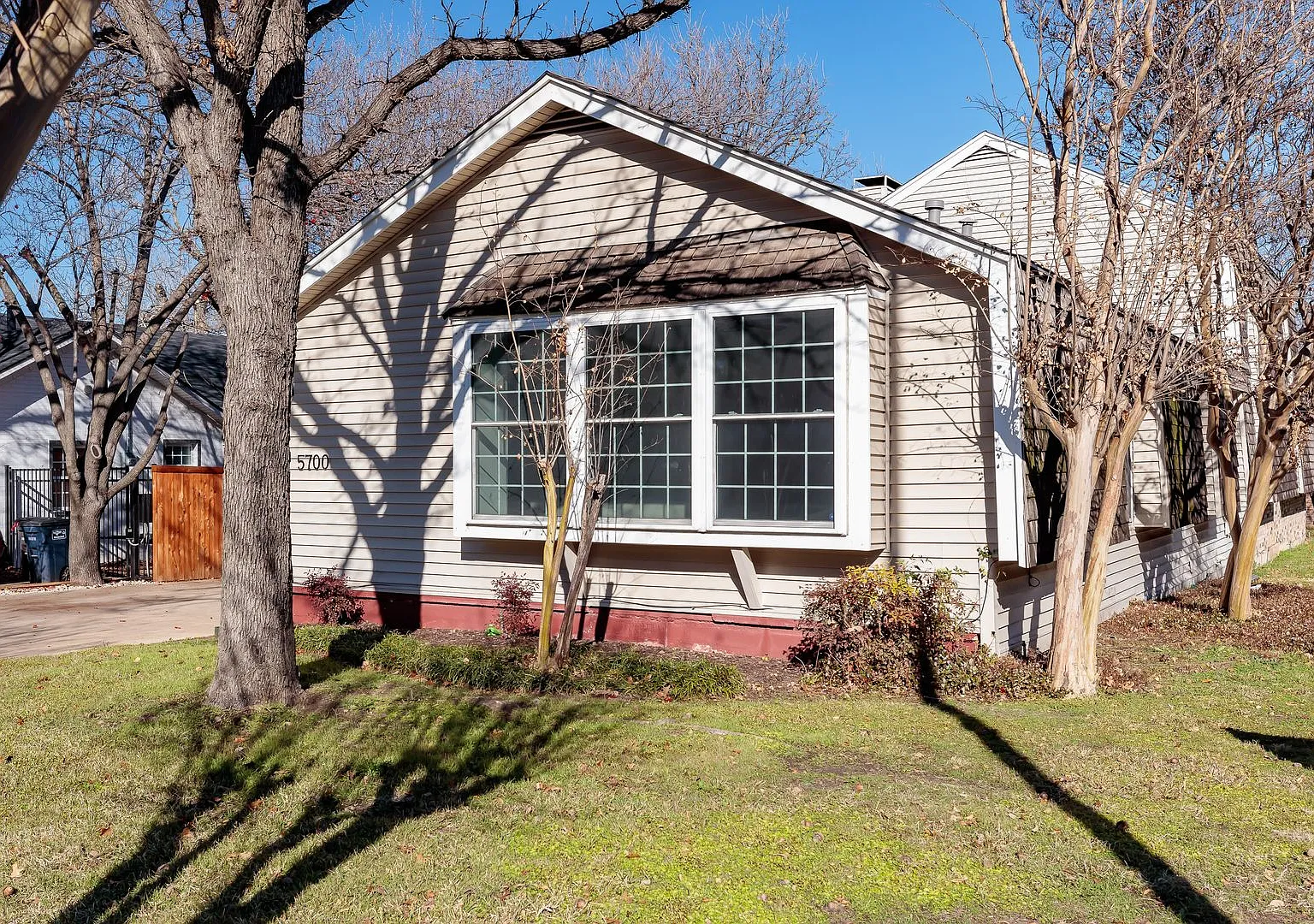 Beautifully Renovated 2 Bedroom,1 Bath Duplex In Chamberlain Heights!! Location, Location, Location — Photo 1