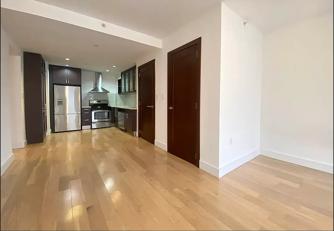 31-01 Vernon Boulevard — Photo 1