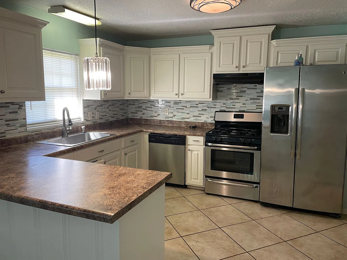 4 bed 2.5 bath — Photo 4