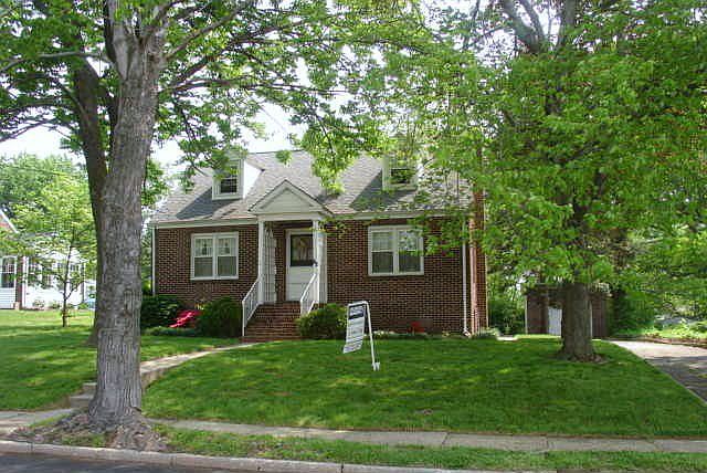 Commuters dream location on a park-like lot .**.MUST SEE 