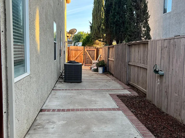 1717 Carousel Dr — Photo 19