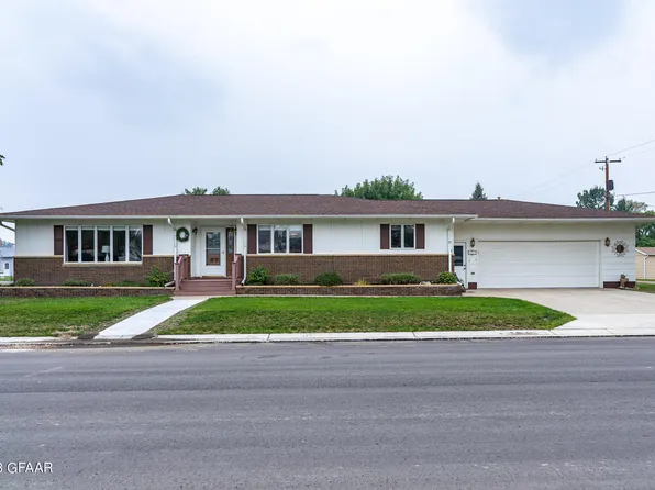 523 W 4th St, Larimore, ND 58251