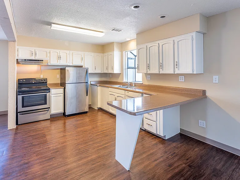 Skyline Apartments — Photo 32