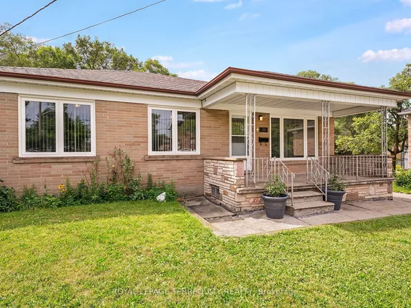 19 Battersea Cres, Toronto, ON M6L 1G7